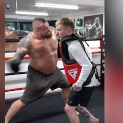 El que fuera el hombre 'más fuerte del mundo' golpea a un ex atleta y su vuelo se hace viral...