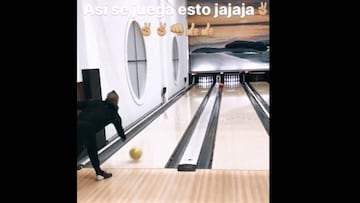 Vidal no sólo brilla en el fútbol: tiro perfecto de bowling