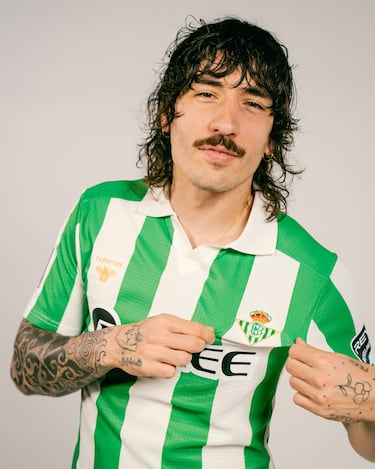 The shirt is inspired by various elements from the historic kits of Real Betis Balompié, creating a broad tribute that evokes four decades of verdiblanco heritage without replicating a single model.

The design brings together the classic, straight structure of the late 20th century, the standard-width green-and-white stripes typical of the 1960s and 70s, the open V-neck with a slight lapel from the 1980s, and an embroidered version of the crest used in the early 1990s. The result is a garment that connects generations and reinforces the bond between tradition, identity, and the present.