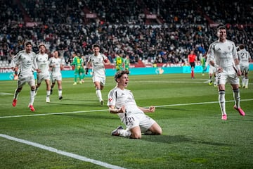 Le ha venido bien el cambio de aires a Pablo Senz. El delantero del Albacete marc su primer gol de blanco, en el primer baln que toc, con una accin en la que, tras controlar, se resbal, pero le dio tiempo a engatillar el baln pegadito al palo. Su tanto abra el marcador contra el Zaragoza.