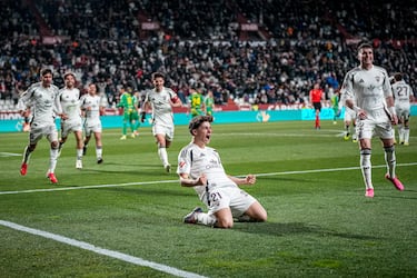 Le ha venido bien el cambio de aires a Pablo Sáenz. El delantero del Albacete marcó su primer gol de blanco, en el primer balón que tocó, con una acción en la que, tras controlar, se resbaló, pero le dio tiempo a engatillar el balón pegadito al palo. Su tanto abría el marcador contra el Zaragoza.