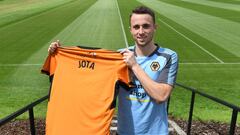 Diogo Jota posa con la camiseta que vestir&aacute; en el Wolverhampton.