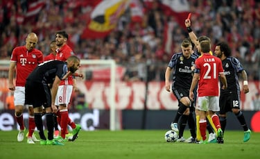 El Madrid tiró de casta y de oficio para superar al Bayern en su estadio. Pese a que se adelantó gracias a Vidal, Cristiano golpeó dos veces para, primero lograr su gol 100 en Champions, y segundo, acercar el pase a semifinales a los blancos. La roja a Javi Martínez fue clave para decantar la victoria blanca...