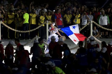 A las 8 de la noche comenzó la clausura de las justas que estuvo marcada por tres aspectos. La entrega de la próxima edición de los Juegos a Panamá que será la próxima sede, la muestra del Carnaval de Barranquilla y el concierto de Silvestre Dangond.