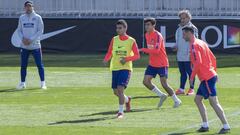 Simeone y Ortega, con Correa, Manu y Kalinic, durante un entrenamiento del Atl&eacute;tico de Madrid.