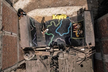 Los hermanos Willy y Sebastian Quispe construyeron la rampa de skate en su casa en la cima de una colina en el distrito de Villa María del Triunfo, en las afueras del sur de Lima. La rampa en forma de U que mide 10 metros de largo por cuatro de ancho y que fue construida antes de la pandemia de coronavirus en la parte trasera de su casa, es un sueño hecho realidad para los modestos patinadores.