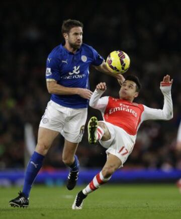 Alexis Sánchez resiste la marca del central del Leicester Matthew Upson.