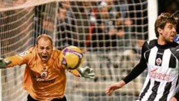 <b>PARTIDO LOCO. </b>Buen encuentro de los canarios que se toparon con un inspirado Carlos Sánchez bajo palos que les privó de un triunfo.