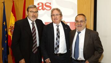 25/04/17 FIRMA CONVENIO MASTER PERIODISMO DEPORTIVO UNIVERSIDAD REY JUAN CARLOS DIARIO AS 
 JOSE MARIA ALVAREZ MONZONCILLO VICERRECTOR URJC ALFREDO RELA&Ntilde;O DIRECTOR DIARIO AS JAIME LISSAVETZKY DIRECTOR CENTRO DE ESTUDIOS DEL DEPORTE 