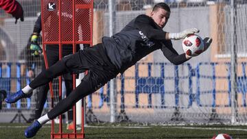 Lunin detiene un bal&oacute;n durante una sesi&oacute;n del Legan&eacute;s.