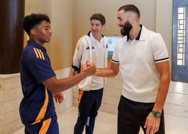 Karim Benzema saluda a Endrick Felipe. 
 