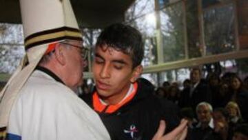 CONFIDENCIAS. Francisco y Correa se saludan en Argentina.