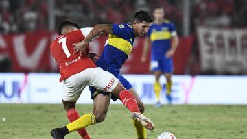 AVELLANEDA, ARGENTINA - FEBRUARY 26: Aaron Molinas of Boca Juniors fights the ball with Andres Roa of Independiente during a match between Independiente and Boca Juniors as part of Copa de la Liga 2022 at Libertadores de America - Ricardo Enrique Bochini Stadium on February 26, 2022 in Avellaneda, Argentina. (Photo by Rodrigo Valle/Getty Images)