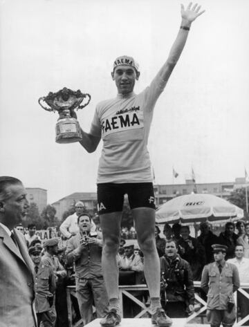 Igualó los récords de Binda y Coppi al adjudicarse cinco veces el Giro: 1968, 1970, 1972, 1973 y 1974. También ganó 25 etapas y fue 76 días líder. En la imagen, Merckx con su primer Giro en 1968. 
 