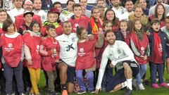 El tierno gesto de Sergio Ramos con una niña en plena foto