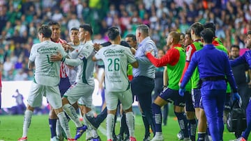 Referee Oscar Mejia shows red card to Oscar Garcia head coach of Guadalajara for kicking Player James Rodríguez de León during the 4th round match between Leon and Guadalajara as part of the Liga BBVA MX, Torneo Clausura 2025 at Nou Camp Stadium, on January 28, 2025 in Leon, Guanajuato, Mexico.