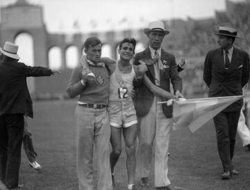 Sus mejores presentaciones las desarrolló en Los Ángeles en los Juegos Olímpicos en la jornada del 7 de agosto de 1932 disputando la maratón. A 4 km del final, se escapó para terminar en solitario aventajando en 20 s a Samuel Ferris de Gran Bretaña, consiguiendo el oro olímpico y haciendo ondear la bandera Argentina en lo más alto del mástil mayor del estadio.