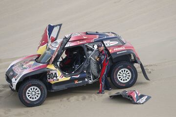 Aver¨ªa y abandono del piloto frnac¨¦s Stephane Peterhansel.
