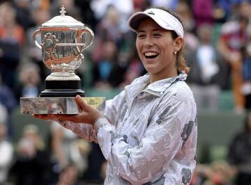 Muguruza with the trophy after beating Williams to the French Open title.