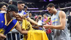 Klay Thompson atiende a los aficionados tras un entrenamiento