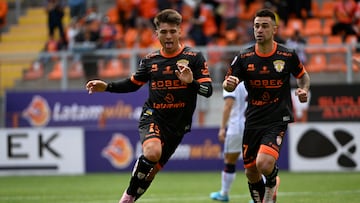 Futbol, Cobreloa vs Deportes Recoleta
Fecha 25, Liga de Ascenso Caixun 2025.
El jugador de Cobreloa Alex Valdes celebra con sus compañeros su gol ante Deportes Recoleta en el partido Liga de Ascenso Caixun disputado en el estadio Zorro del Desierto Calama, Chile.
14/09/2025
Pedro Tapia/Photosport
Soccer, Cobreloa vs. Deportes Recoleta
Matchday 25, Caixun Promotion League 2025.
Cobreloa player Alex Valdes celebrates with his teammates his goal against Deportes Recoleta in the Caixun Ascent League match played at the Zorro del Desierto stadium in Calama, Chile.
14/09/2025
Pedro Tapia/Photosport