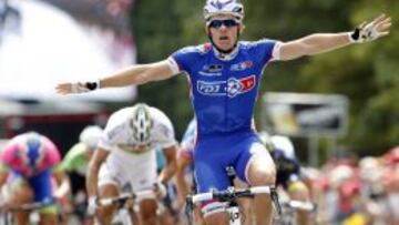 El franc&eacute;s Arnaud Demare celebra su victoria en la segunda etapa del Eneco Tour entre Ardooie y Vorst, B&eacute;lgica hoy 13 de agosto de 2013. EFE/Bas Czerwinski