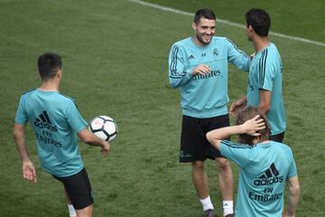 El medio croata es suplente en Madrid y en Croacia. En el entrenamiento se le ve bromeando con el francés.