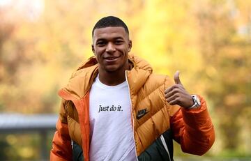 TOPSHOT - France's forward Kylian Mbappe arrives at the French national football team training base in Clairefontaine en Yvelines on November 11, 2019, as part of the team's preparation for the upcoming qualification Euro-2020 football matches against Mol