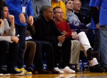 Jay-Z, marido de Beyoncé, durante el partido entre los Spurs y los Warriors.