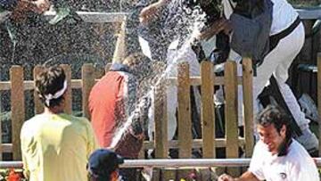 <b>FESTEJO.</B> Moyá roció de cava a los aficionados tras poner el 5-0 final a la eliminatoria.