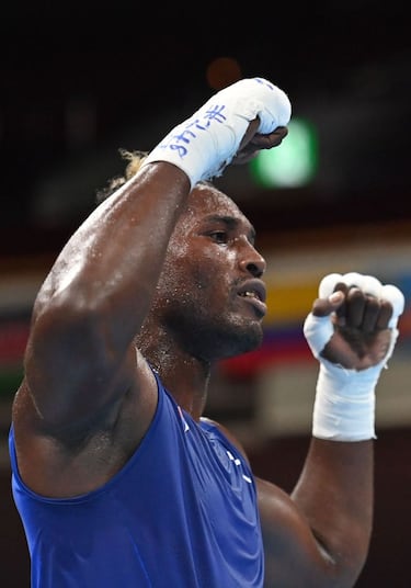 Shooting survivor La Cruz to chase boxing gold hat-trick