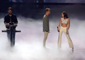 Alex Pall, Andrew Taggart and Halsey durante su actuación en la gala