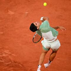 Alcaraz todopoderoso abrasa a Tsitipas en Roland Garros