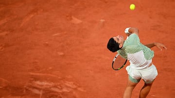 Alcaraz todopoderoso abrasa a Tsitipas en Roland Garros