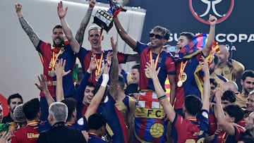 Soccer Football - Spanish Super Cup - Final - FC Barcelona v Real Madrid - King Abdullah Sports City, Jeddah, Saudi Arabia - January 12, 2025 FC Barcelona's Lamine Yamal lifts the trophy as he celebrates winning the Spanish Super Cup with his team mates REUTERS/Stringer
