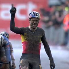 Van Aert cierra 2022 en lo alto tras un esprint entre los ‘tres tenores’