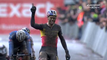 Van Aert cierra 2022 en lo alto tras un esprint entre los ‘tres tenores’