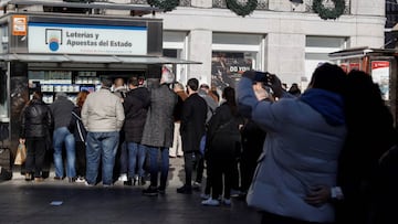 Un gran n&uacute;mero de personas espera su turno para adquirir loter&iacute;a en un kiosko instalado en la Puerta del Sol de Madrid durante el puente de la Constituci&oacute;n, unas fechas en las que el centro de la capital se llena de turistas y madrile&ntilde;os que aprovechan para ver la decoraci&oacute;n e iluminaci&oacute;n navide&ntilde;a y adquirir los d&eacute;cimos para el Sorteo de Navidad. EFE/ Emilio Naranjo