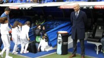 Zidane, en el banquillo del Madrid.