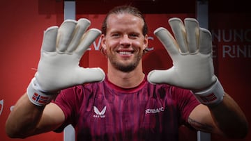 Nyland, portero del Sevilla, posando para AS.