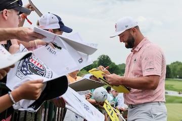 Rahm firma autógrafos en la previa del PGA Championship.