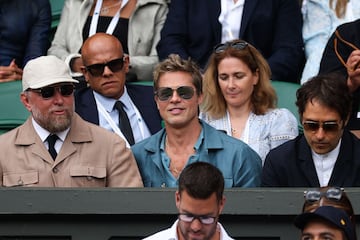 El actor estadounidense Brad Pitt en el centro de la imagen.
