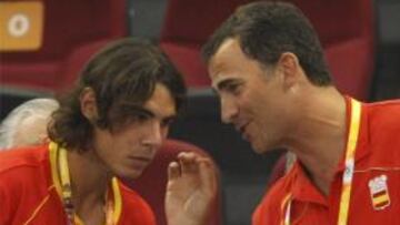 Rafa Nadal charla con el Príncipe don Felipe durante el partido de la Selección de baloncesto