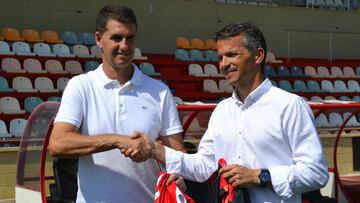 Los t&eacute;cnicos de N&agrave;stic y Reus antes de jugar el derbi catal&aacute;n.