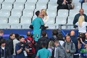 Entrenamiento del Real Madrid en el Stade de France. En la imagen, Thibaut Courtois y su pareja Mishel Gerzig.