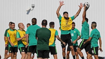 Con una temperatura de 30 grados y un fuerte sol , el rival de Perú se citó en una cancha aledaña al estadio Olímpico para relajarse antes del duelo.