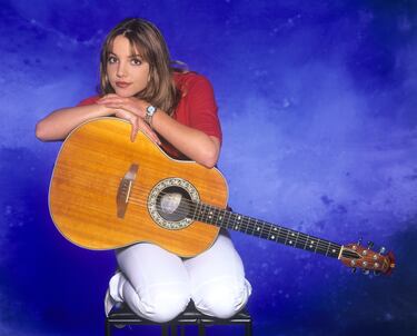 Comenzó a actuar desde niña, a través de papeles en producciones teatrales. Después adquirió fama al participar en el programa de televisión The Mickey Mouse Club (1993-1994). En 1997 lanzó su álbum debut, "Baby One More Time", el álbum más vendido de una solista adolescente. En el 2000 lanzó su segundo álbum, "Oops!... I Did It Again", que vendió 1,3 millones de copias en su semana de lanzamiento en Estados Unidos. Durante su primera década en la industria, Spears se convirtió en una figura prominente en la música pop y en la cultura popular.​ Sus primeros dos álbumes la establecieron como un icono pop y rompieron récords de ventas.