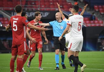 Leon Goretzka protesta al árbitro Anthony Taylor tras señalar los once metros.