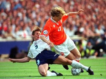 Fue la noche de Inglaterra y de la pareja Shearer-Sheringham. Esta sociedad tuvo ante Holanda su momento estelar. Ambos marcaron dos goles y condujeron a su selección a lograr una rotunda victoria en su mejor encuentro del torneo. Wembley terminó en pie cantando para celebrar una victoria memorable. En la imagen, Stuart Pearce intenta parar a Jordi Cruyff. 