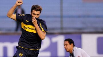 Sin lugar en Boca, era la gran carta para la Noche Alba del 2008. Había acuerdo total, pero a horas de su presentación el jugador prefirió quedarse en el club xeneize. Al final la apuesta le salió bien: logró ser titular y luego fue vendido al Nápoli.